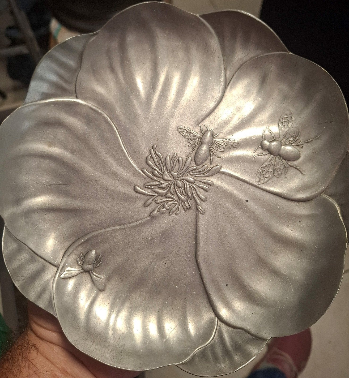 assiette art nouveau motif abeilles en étain, Enlèvement ou Envoi