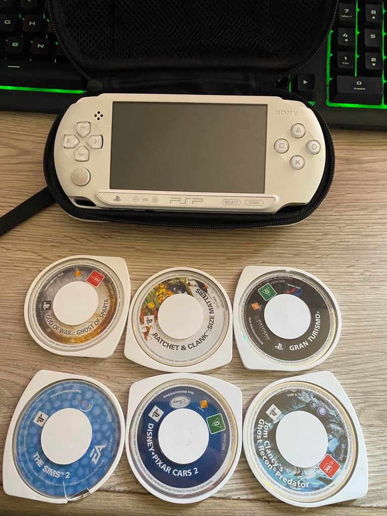 PSP BLANCHE + 32 jeux PACK ULTIME, Consoles de jeu & Jeux vidéo, Consoles de jeu | Sony PSP, Enlèvement ou Envoi, Utilisé, Blanc