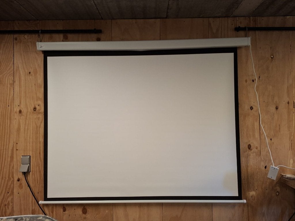 Elektrisch projectiescherm 84", Audio, Tv en Foto, Projectieschermen, Ophalen, Elektrisch