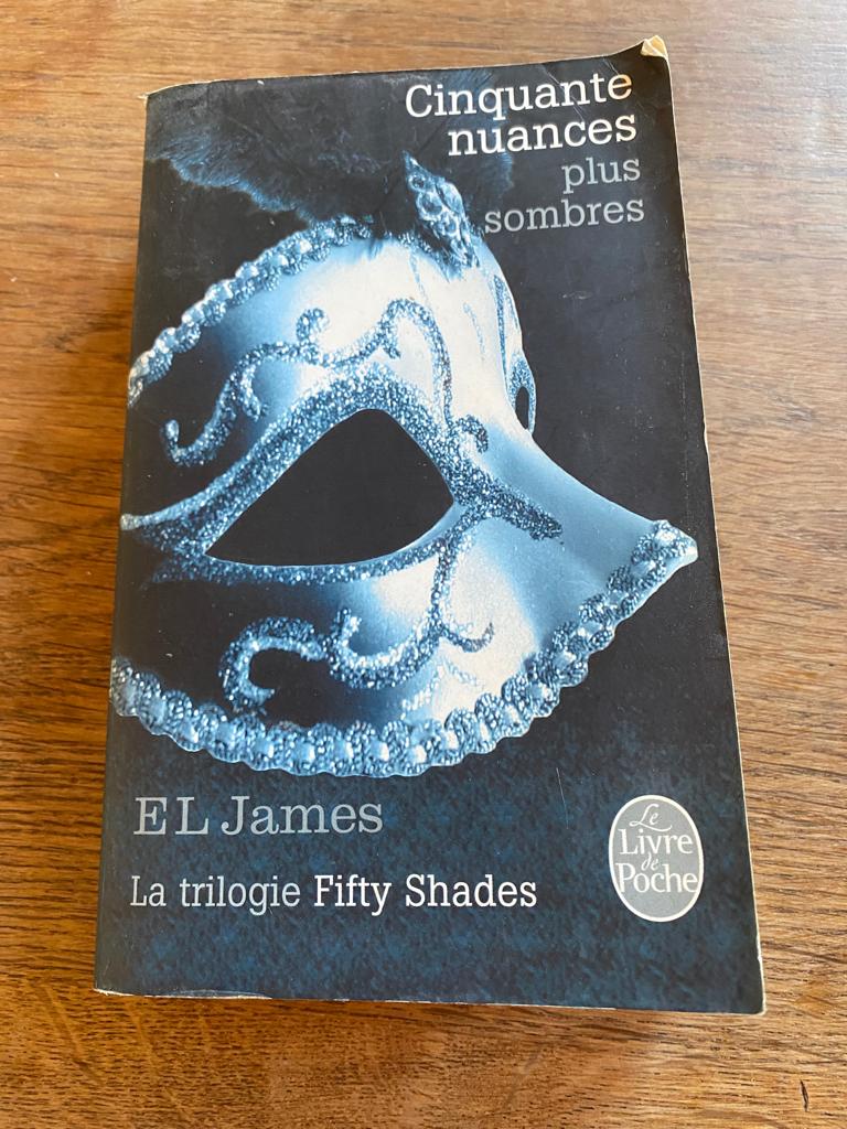 El James 50 nuances plus sombres Bon état, Boeken, Romans, Gelezen, België, Verzenden