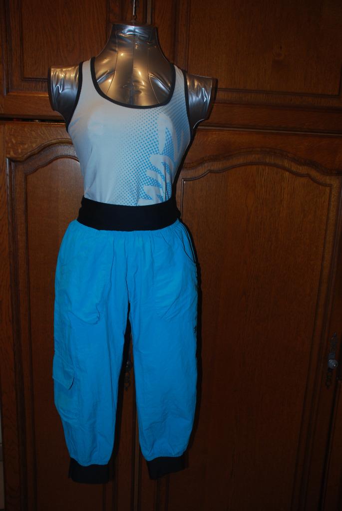 Cropped sportcargobroek ZUMBA turkooisblauw en zwart S, Kleding | Dames, Sportkleding, Zo goed als nieuw, Fitness of Aerobics