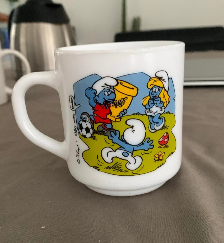 vintage Arcopal mok France Smurfen sportmok in 1990, Verzamelen, Smurfen, Ophalen, Zo goed als nieuw