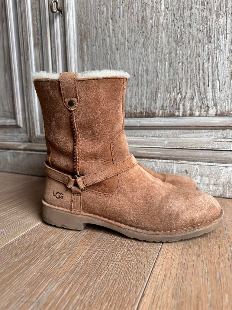 Laarzen UGG 38-39 bruine, Bruin, Lage of Enkellaarzen, Ophalen of Verzenden, Zo goed als nieuw