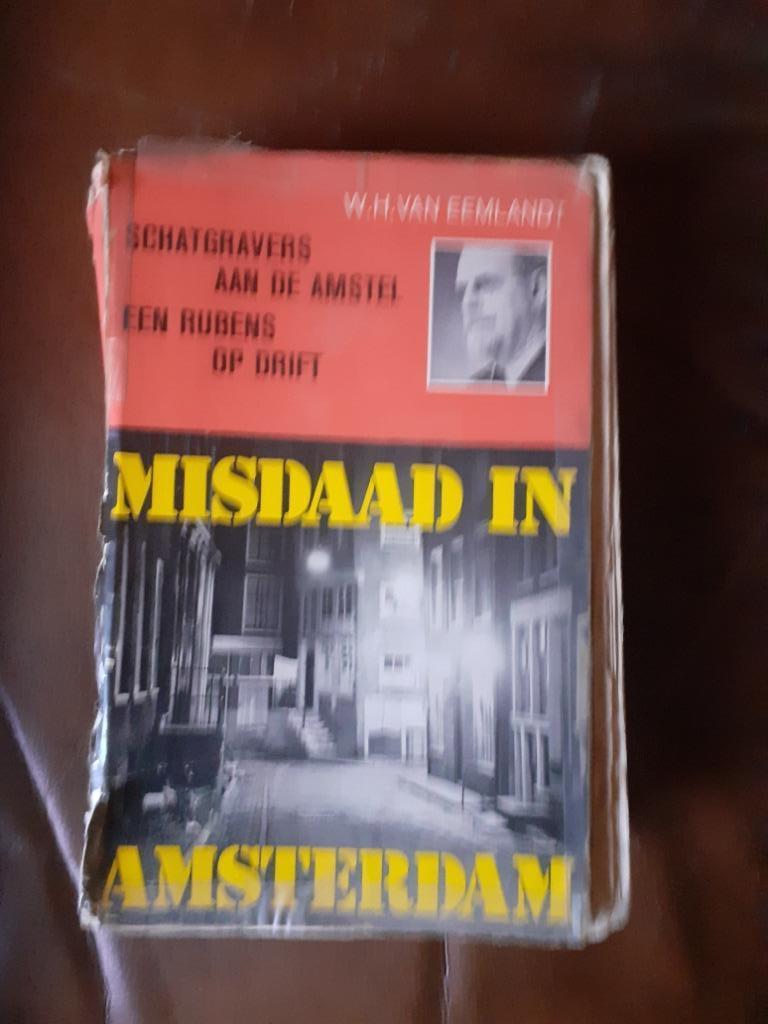 boek Misdaad in Amsterdam (W,H, Van Eemlandt), Ophalen of Verzenden