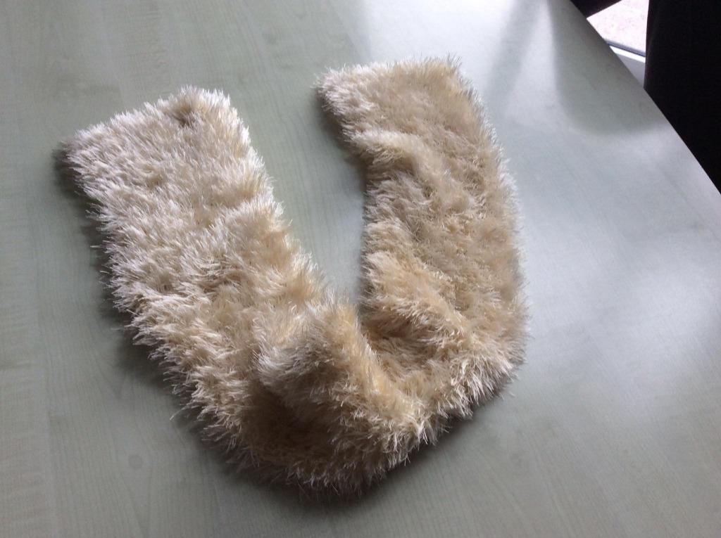 Nieuw, met de hand gebreid fluffy sjaaltje., Ophalen of Verzenden, Nieuw, Sjaal