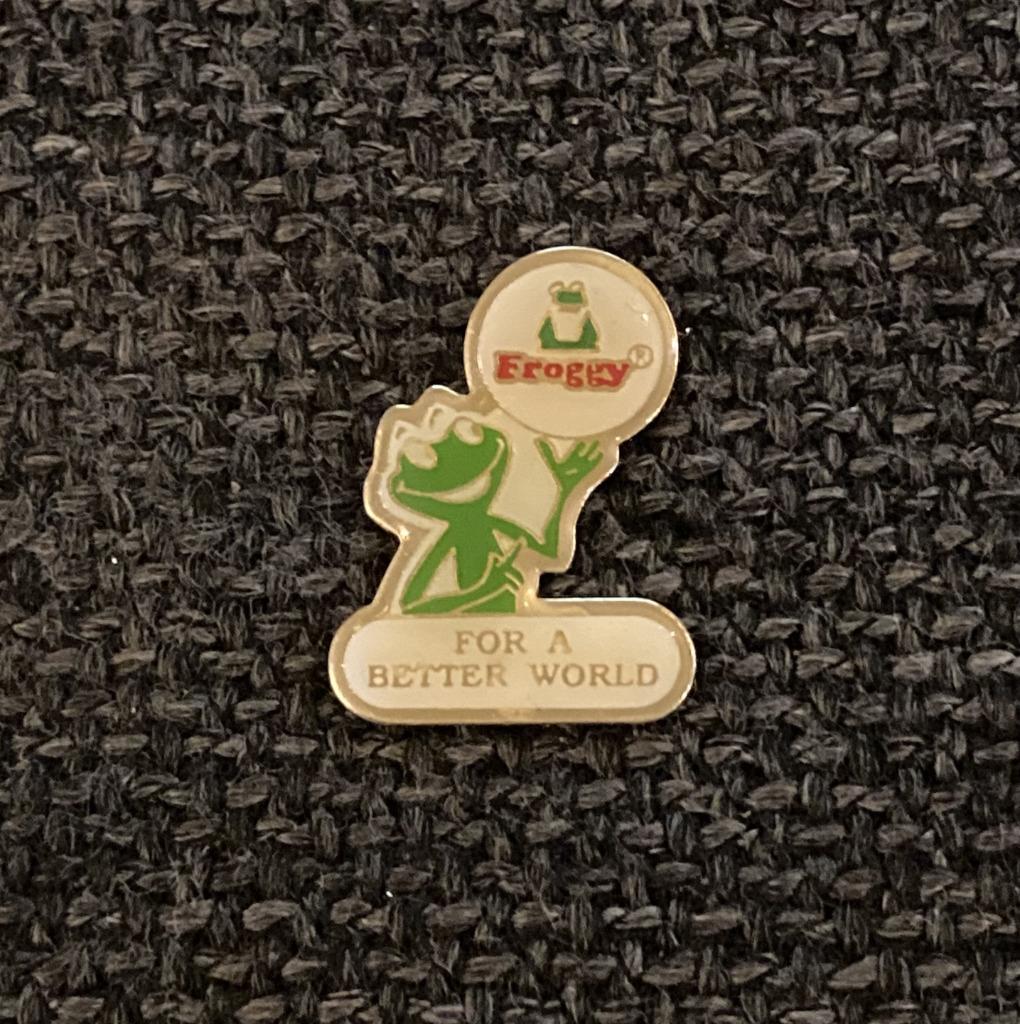 PIN - FROGGY - FOR A BETTER WORLD - KIKKER - GRENOUILLE, Envoi, Utilisé, Marque, Insigne ou Pin's