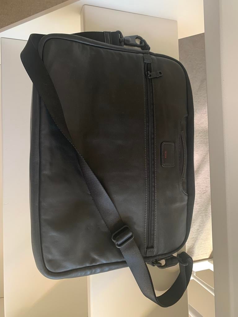 Tumi Computer sleeve zwart leder, Computers en Software, Laptoptassen, Nieuw, Aktetas, 17 inch of meer, Ophalen