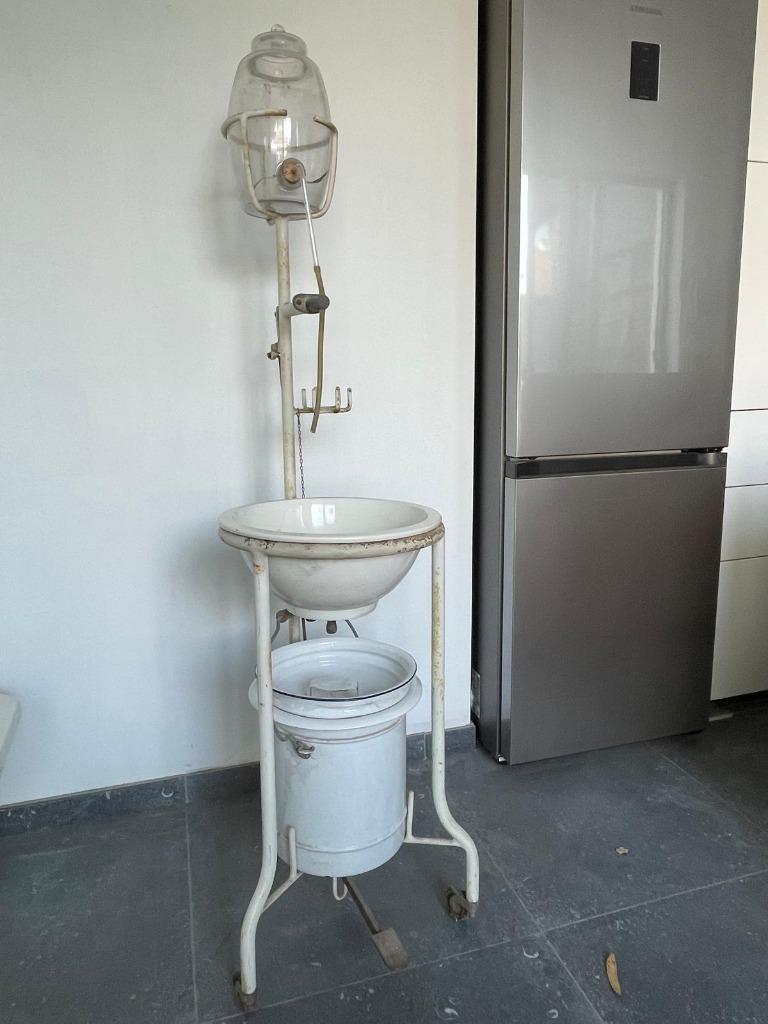 Lavabo médical, années 1930, Enlèvement
