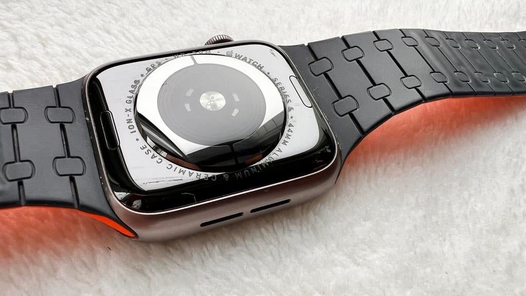 Apple Watch Series 5 44mm (GPS) + LOT COMPLET de 4 Bracelets, Montre-bracelet, Autres marques, Enlèvement, Utilisé