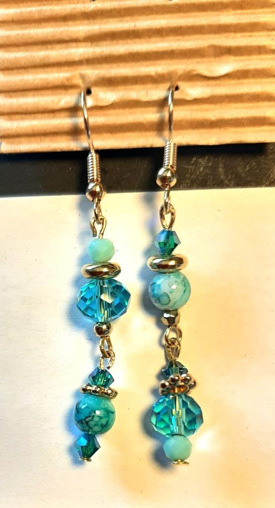 Te koop: Nieuw! Asymmetrische turquoise /gouden lange oorbel, Bijoux, Sacs & Beauté, Boucles d'oreilles, Neuf, Enlèvement, Autres matériaux