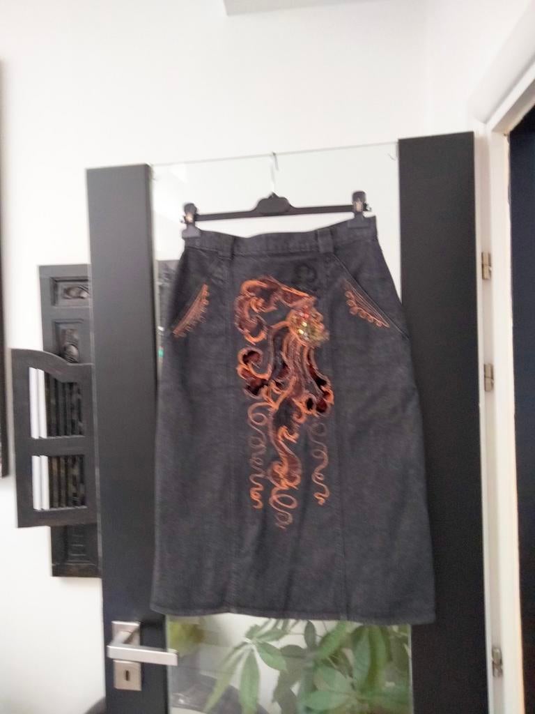 Zwarte jeans rok.lang.mooie versieringen.steekzakken., Enlèvement ou Envoi, Comme neuf
