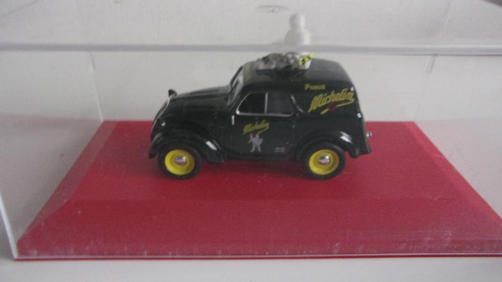 SIMCA 5 VAN "MICHELIN" 1/43 IXO COMME NEUF en VITRINE, Enlèvement ou Envoi, Comme neuf, Voiture, Autres marques