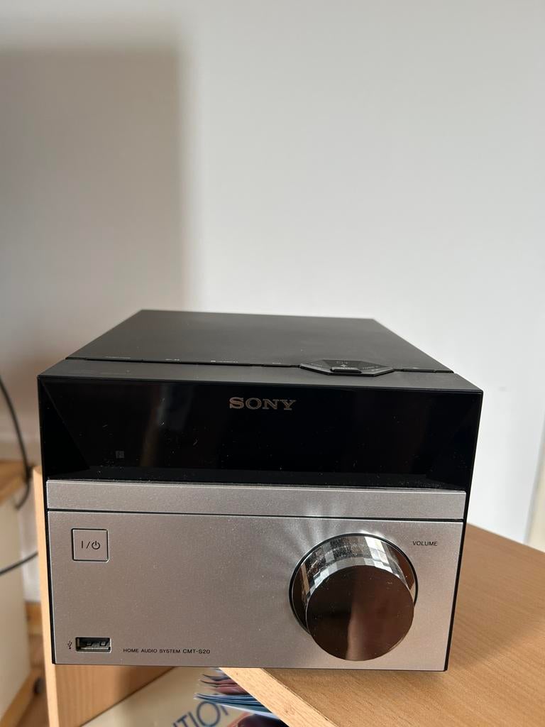 Sterio radio met C D merk (  sony)+ 4 boxen zie afbeelding, Ophalen, Zo goed als nieuw, Radio, Met cd-speler