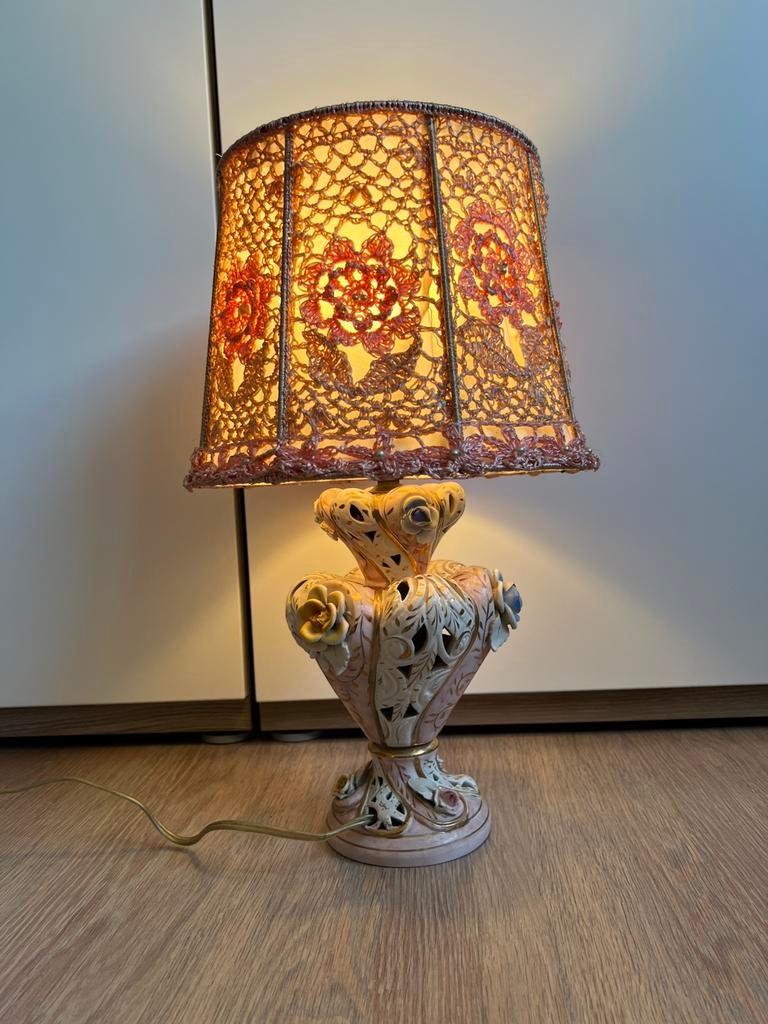 Vintage tafellamp met keramische voet en gehaakte kap., Huis en Inrichting, Ophalen, Zo goed als nieuw, Overige materialen