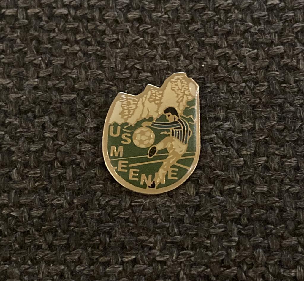 PIN - US MEENNE - FOOTBALL - VOETBAL, Verzenden, Gebruikt, Sport, Speldje of Pin