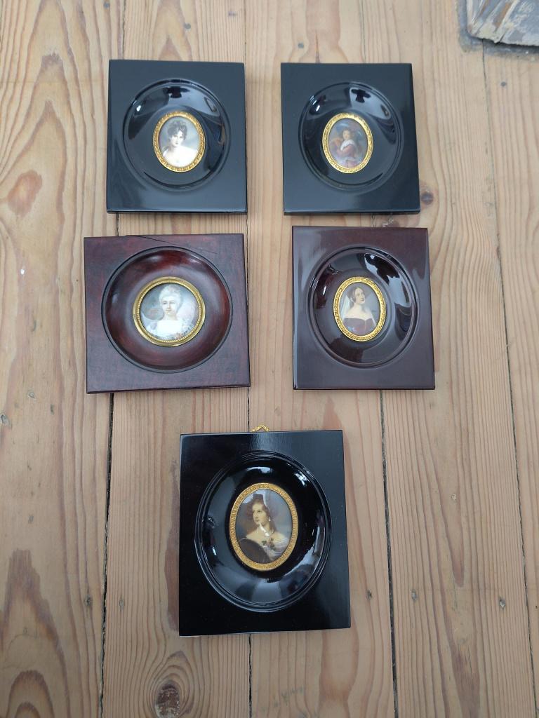 Antieke schilderijtjes, Ophalen