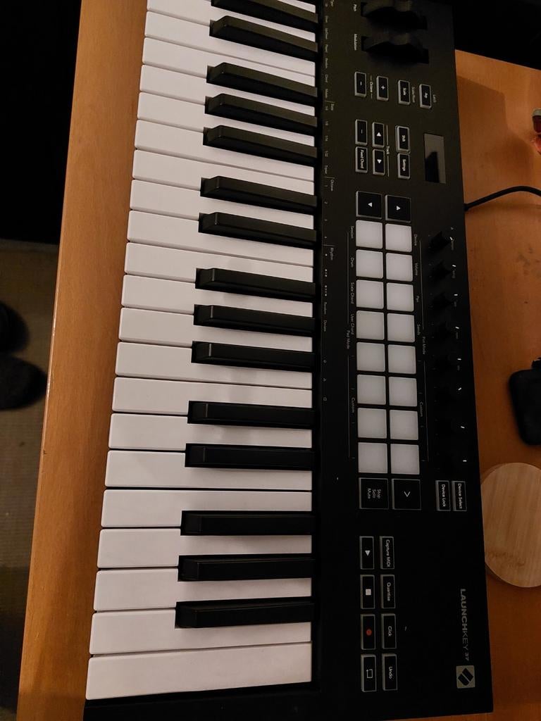 Launchkey novation 37 mk3  + desksaver ( coque de protection, Enlèvement