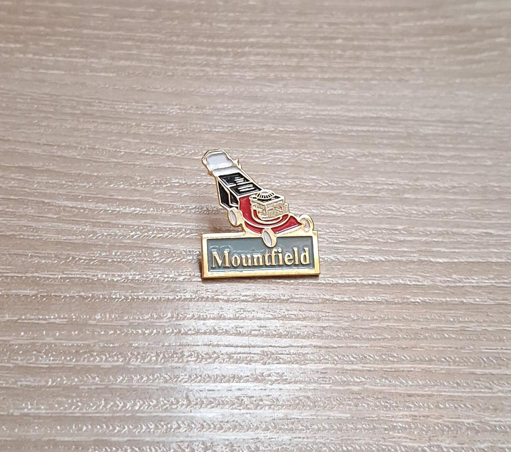 PIN - MOUNTFIELD - GRASMAAIER, Verzenden, Gebruikt, Merk, Speldje of Pin