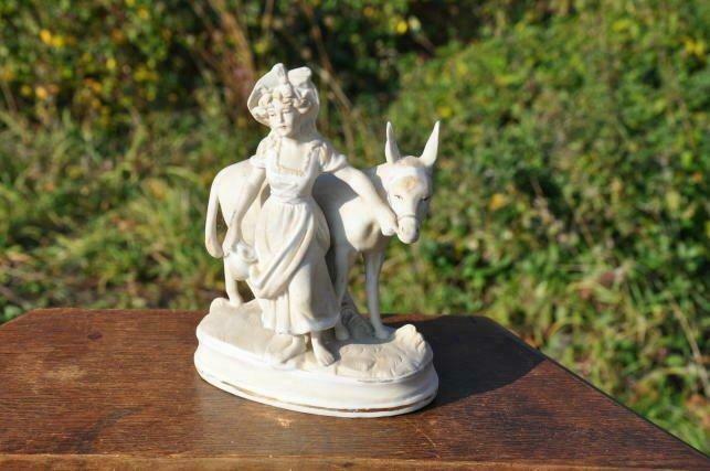 statuette en biscuit avec ane