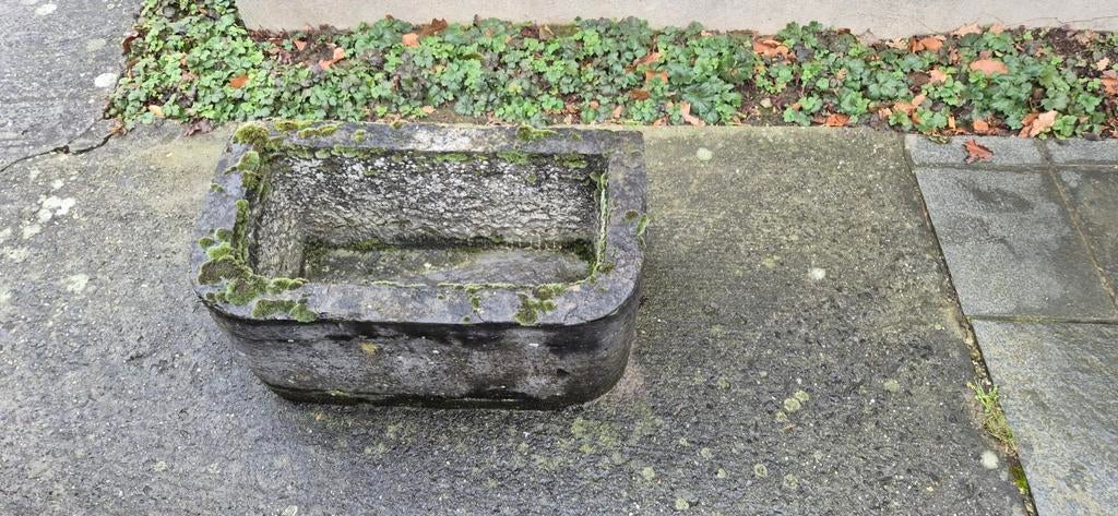 Natuursteen bloembak/vroeger eet- en drinkbak paarden, Ophalen