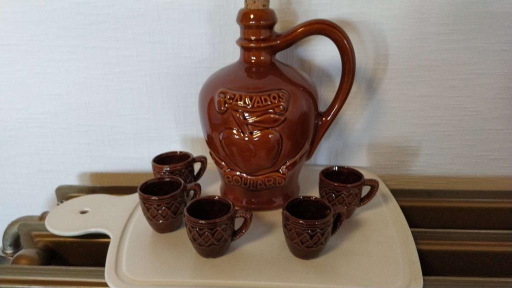 Vintage calvados kruik met 5 bekertjes, Antiquités & Art, Antiquités | Céramique & Poterie, Enlèvement ou Envoi