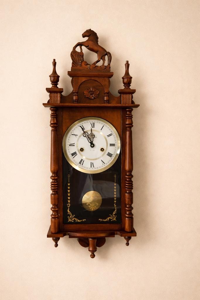 Antieke houten wandklok met slinger – werkend, Ophalen