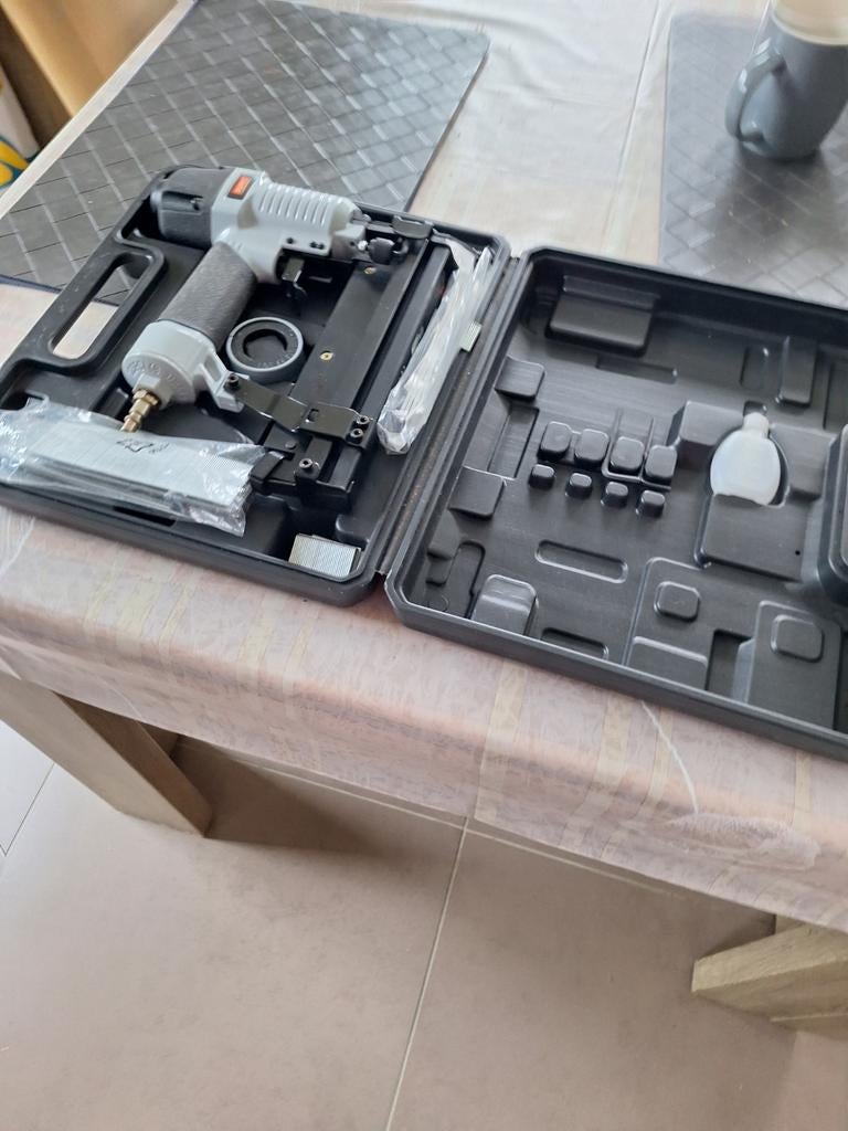 Pneumatisch nagel en nietjesmachine nieuw, Ophalen
