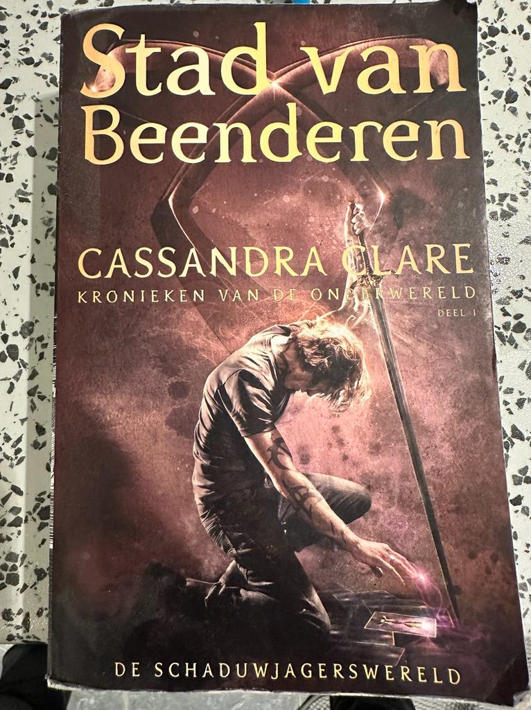 Kronieken van de onderwereld - deel 1 - Stad van beenderen, Boeken, Fantasy, Ophalen of Verzenden, Zo goed als nieuw, Cassandra Clare