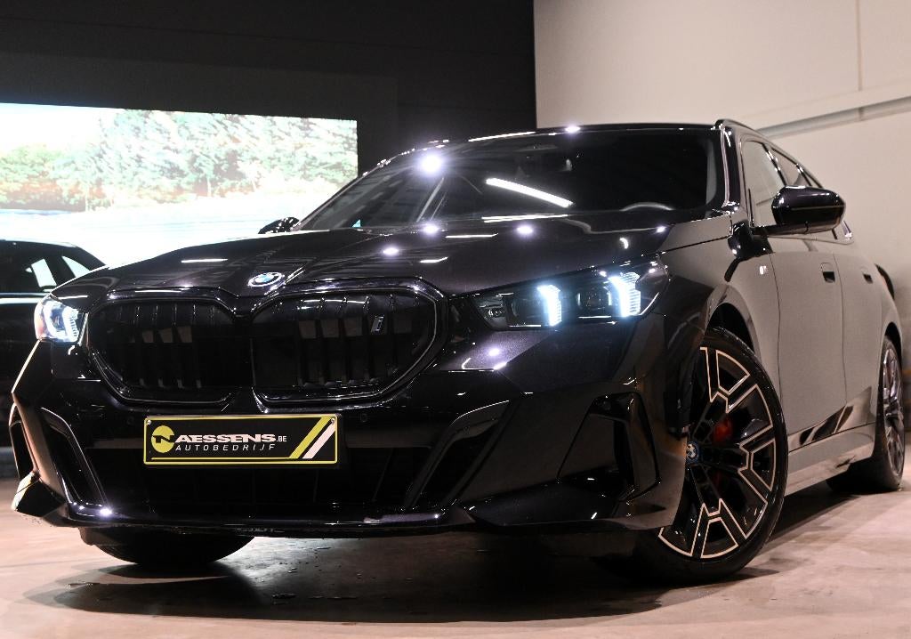 BMW i5 Touring eDrive40 M Sport *LEDER/CAM/H&K/DAB/CARPLAY*, Automaat, Achterwielaandrijving, Zwart, 5 deurs