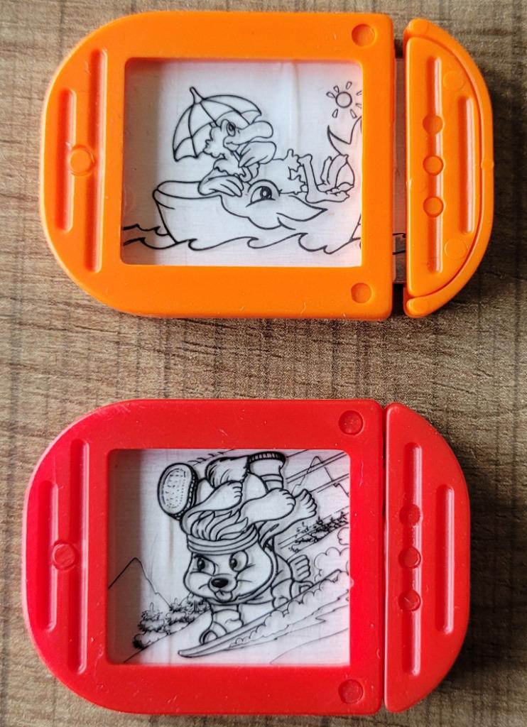 2 miniatuur toverbordjes/tekeningen (Kindersurprise), Verzamelen, Poppetjes en Figuurtjes, Ophalen of Verzenden, Zo goed als nieuw