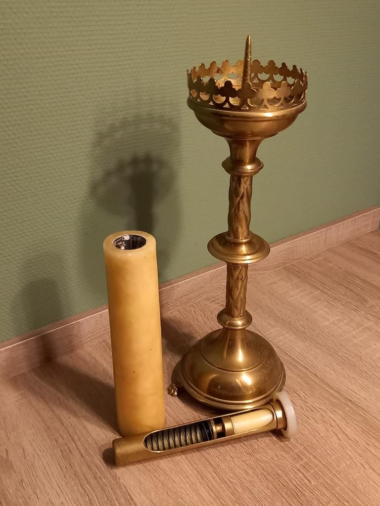 Koperen kerkkandelaar, Ophalen, Koper of Brons