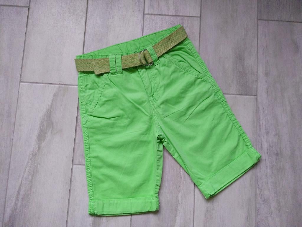 ★ M110/116 - nieuwe korte broek groen en riem, Ophalen of Verzenden, Nieuw, Jongen, Broek