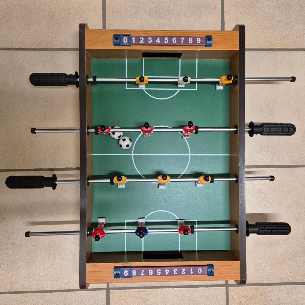 Kleine minivoetbaltafel, in nette staat met 2 balletjes, Kinderen en Baby's, Ophalen of Verzenden, Zo goed als nieuw