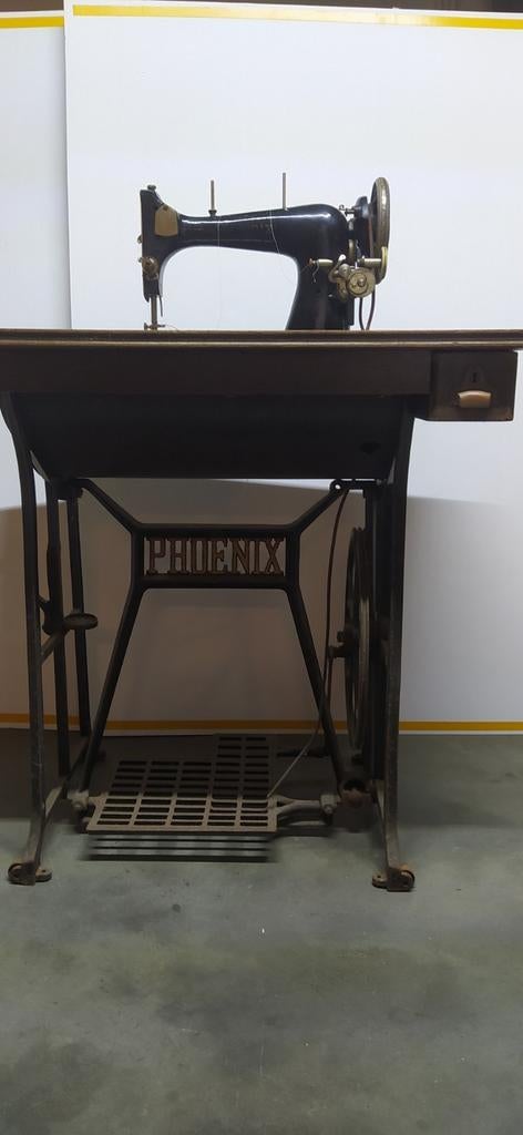 Antiek naaimachine. PHOENIX., Enlèvement