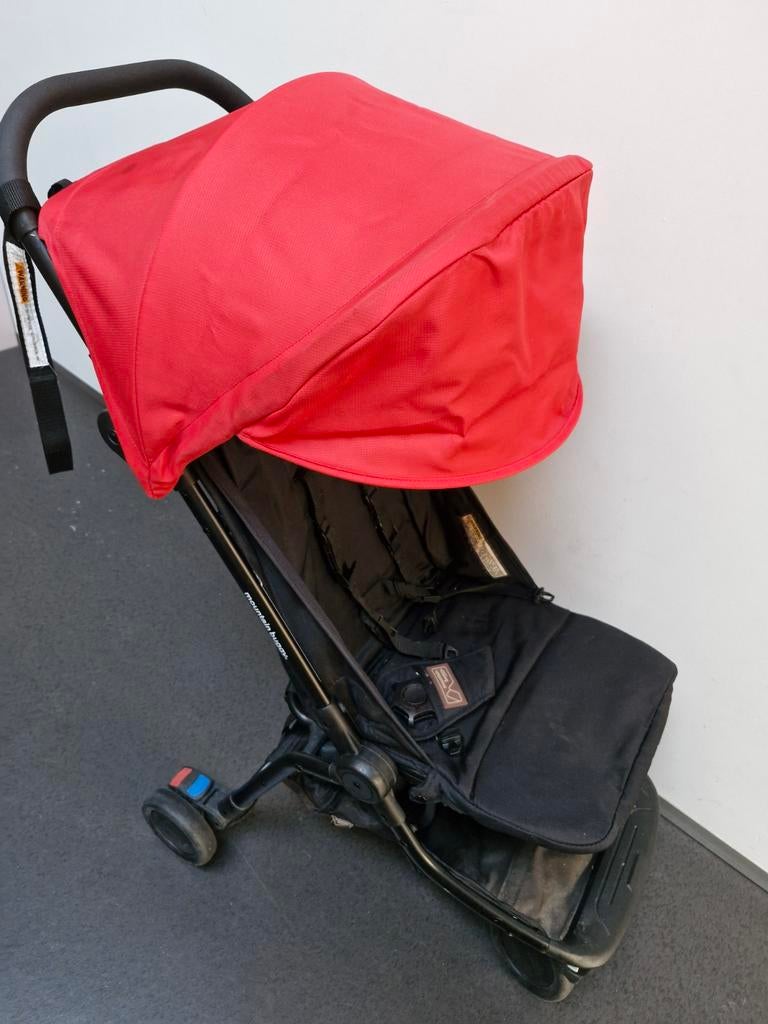 Mountain buggy Nano 2.0 zwart met rode kap, Ophalen, Gebruikt