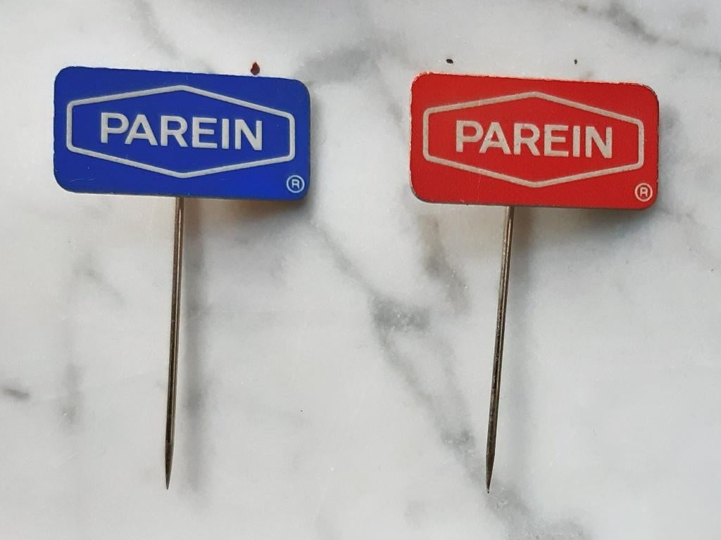2 VINTAGE METAAL REKLAME SPELDJES PAREIN KOEKJES, Verzamelen, Ophalen of Verzenden