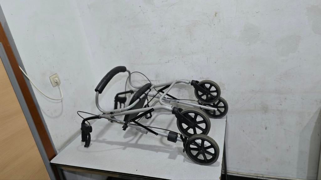 Rollateur 4 roues, en acier, avec assise, plateau, porte-bag