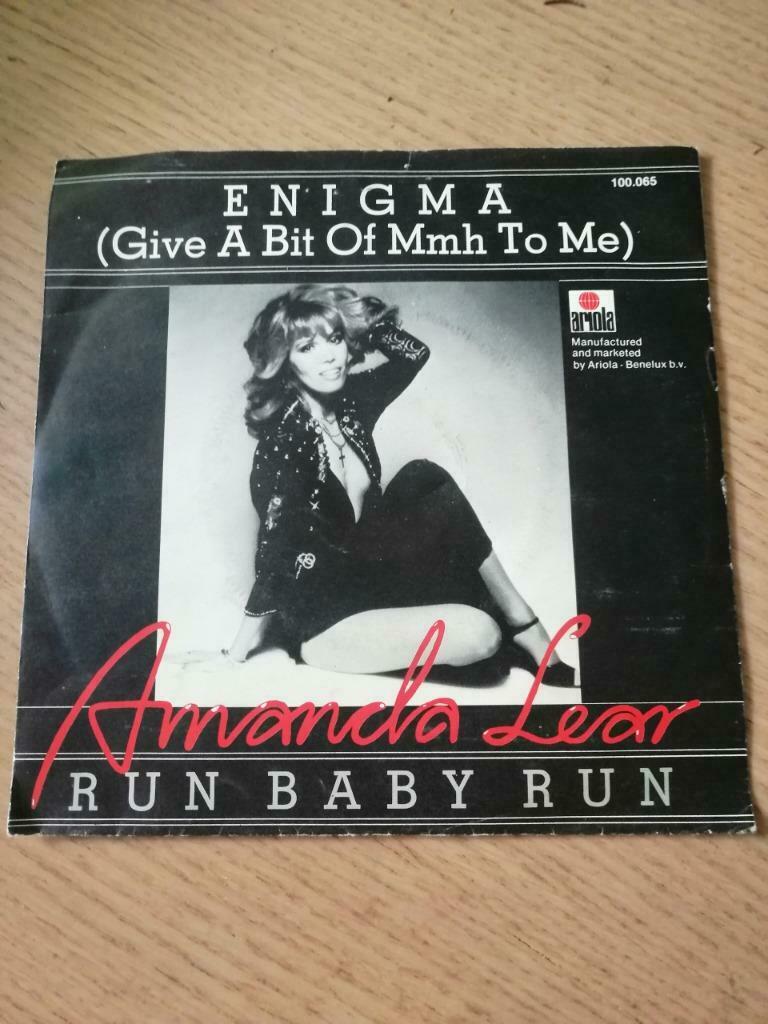 45T Amanda Lear - Enigma (Give A Bit Of Mmh To Me), CD & DVD, Vinyles Singles, Enlèvement ou Envoi