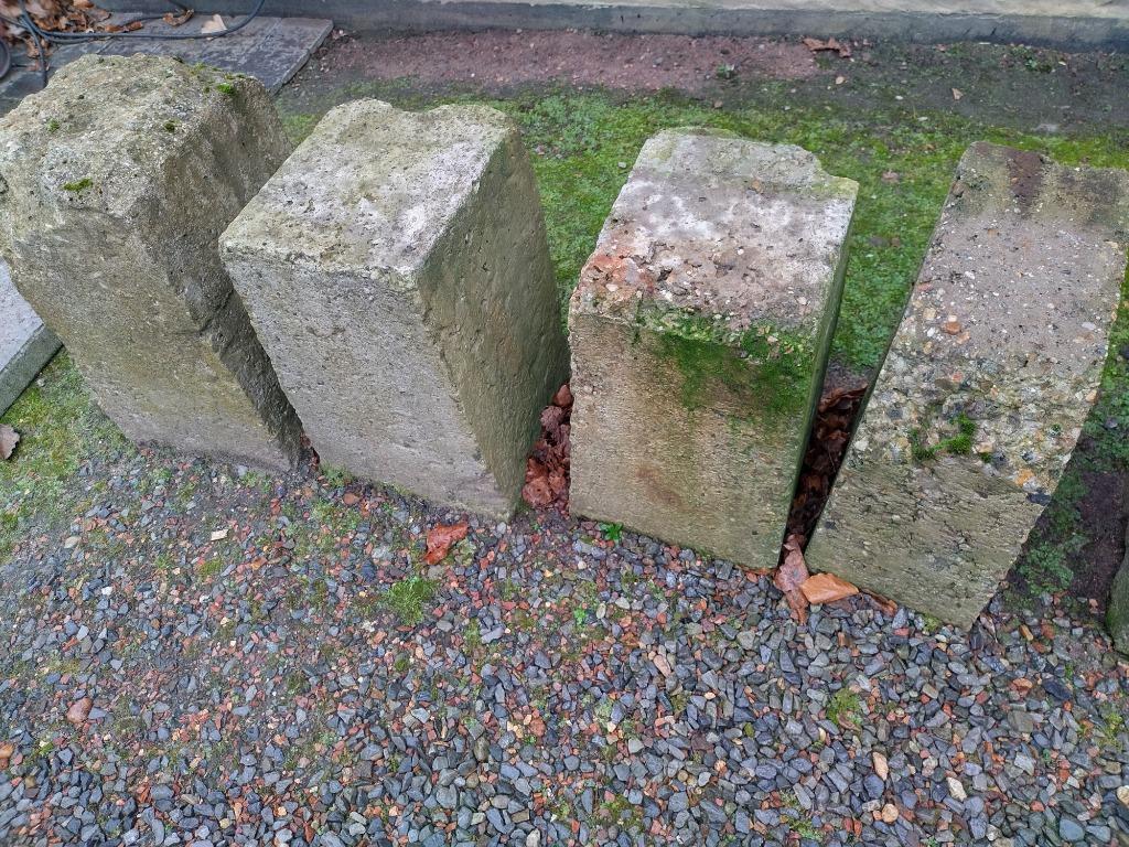Betonnen conische mijngangblokken of 'put claveaus', Ophalen, Gebruikt, 25 tot 50 cm, Blok