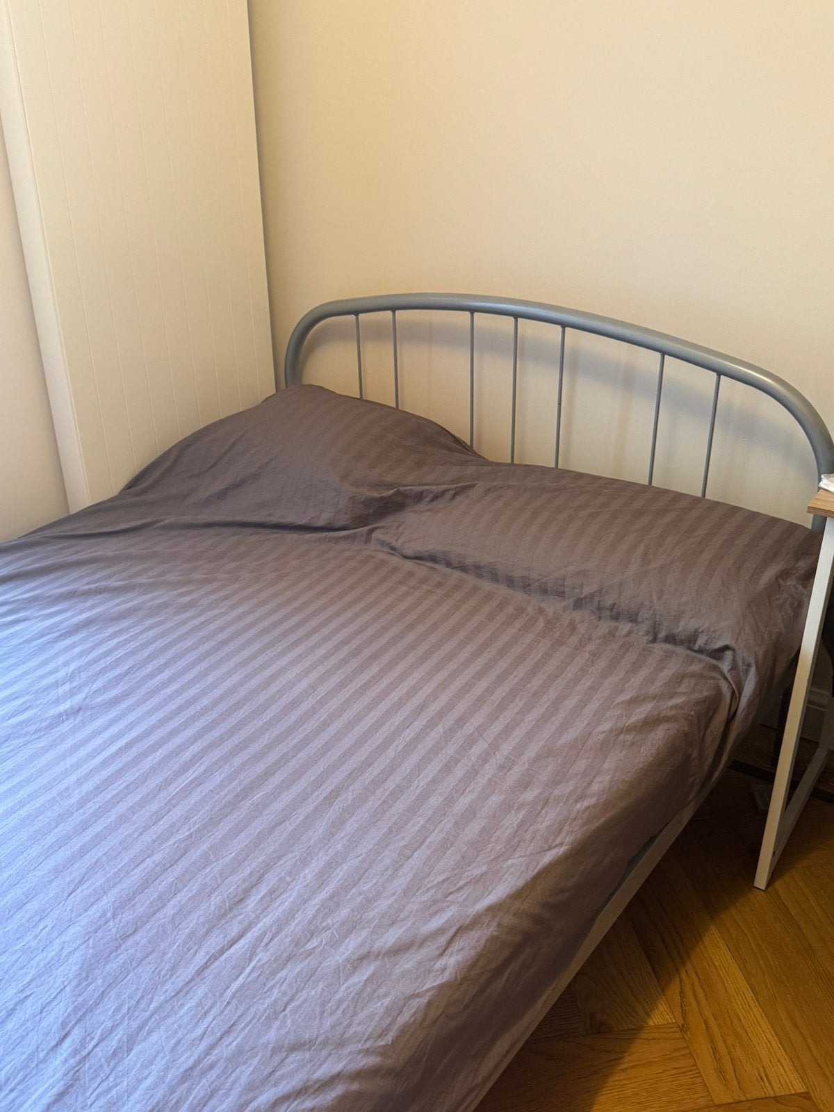 Bed and mattress for sale, Maison & Meubles, Chambre à coucher | Lits, Utilisé, Deux personnes, 140 cm, 200 cm, Métal, Gris, Enlèvement