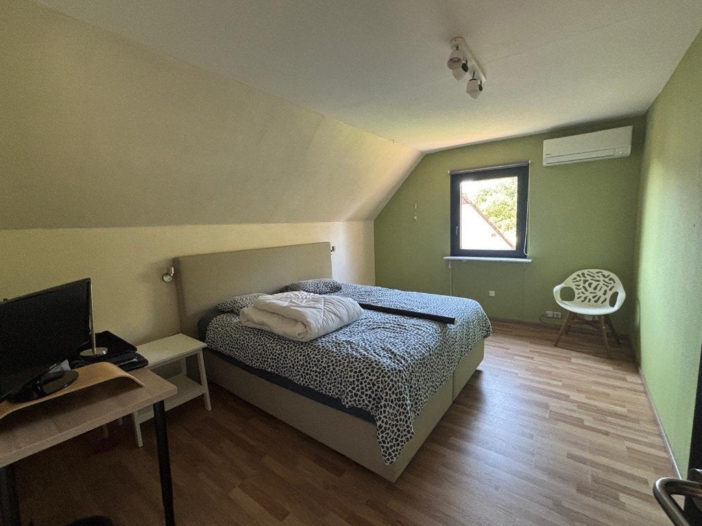 Boxspring in lederlook 200op1.80 meter, Beige, Tweepersoons, Ophalen of Verzenden, Zo goed als nieuw