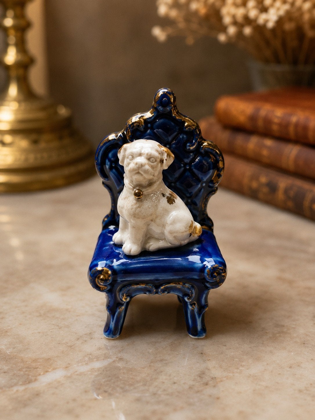 Miniature ancienne en porcelaine – Bouledogue sur fauteuil b, Antiquités & Art, Enlèvement ou Envoi