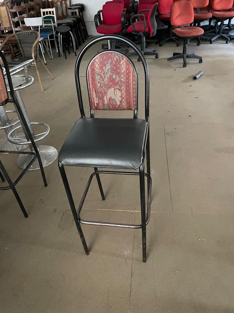 16 tabourets de bar avec dossier et assise en cuir noir, Maison & Meubles, Tabourets de bar, Utilisé, 60 à 90 cm, Cuir, Métal