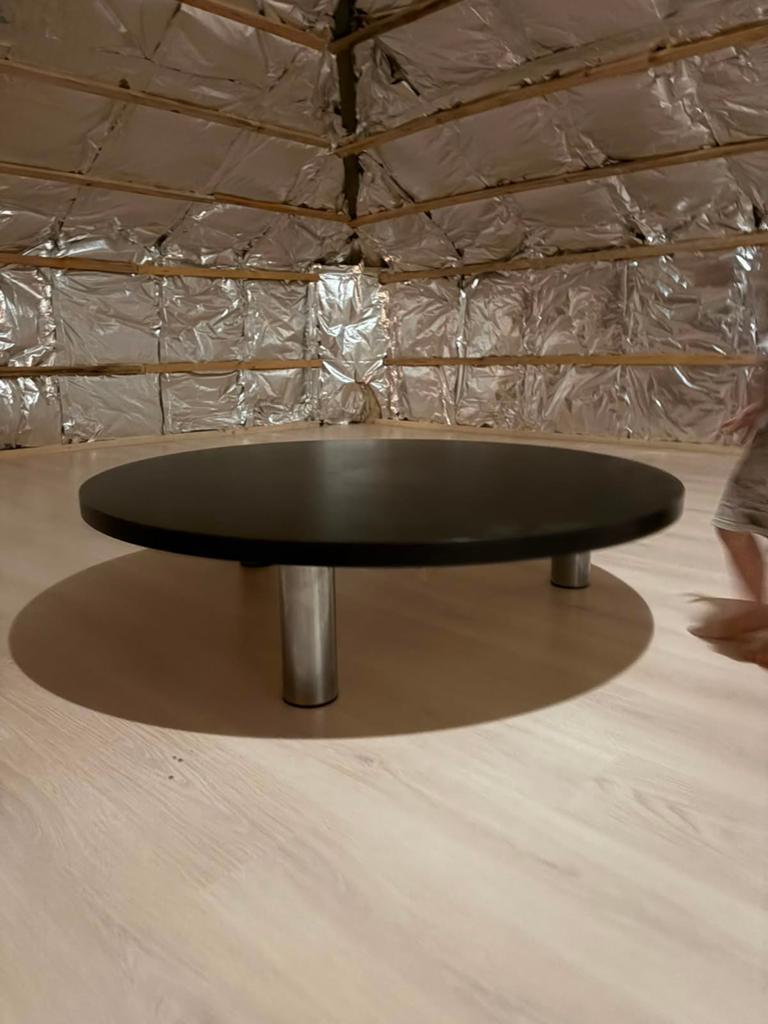 Salontafel zwart met stalen poten, Huis en Inrichting, Tafels | Salontafels, Ophalen, Zo goed als nieuw