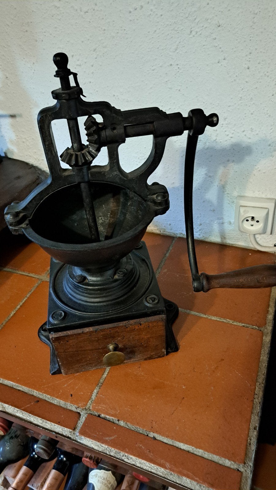 smeedijzeren koffiemolen, Ophalen