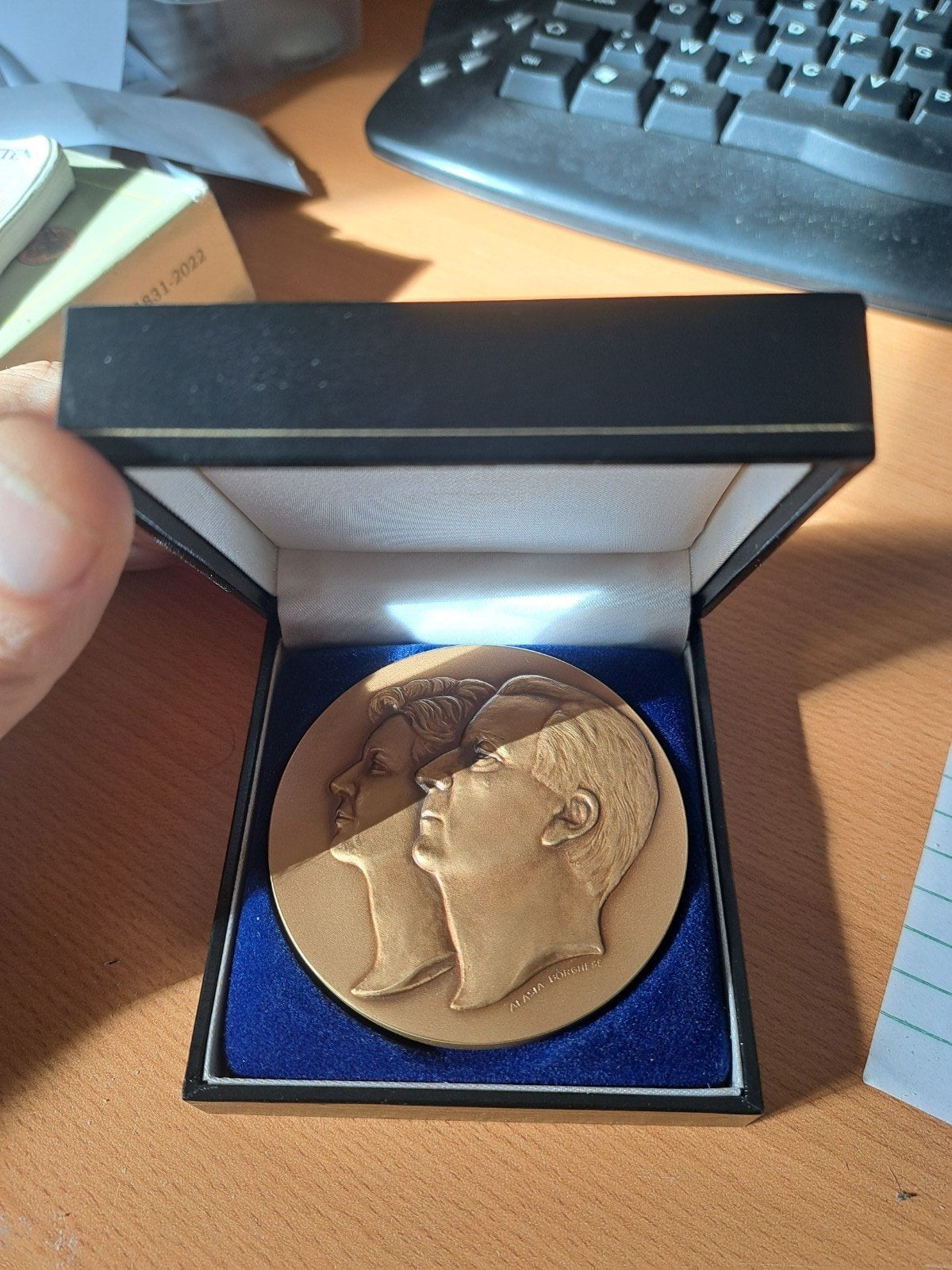 Medaile huwelijk albert en paola, Ophalen