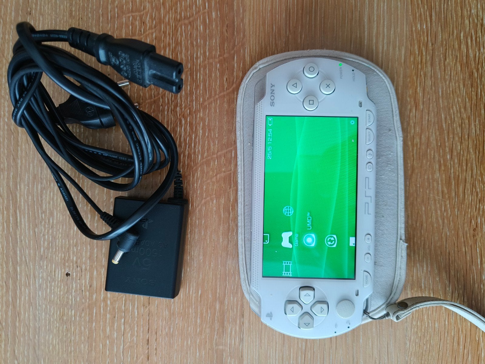 Witte PSP,lader en 3 spelen, Games en Spelcomputers, Ophalen, PSP