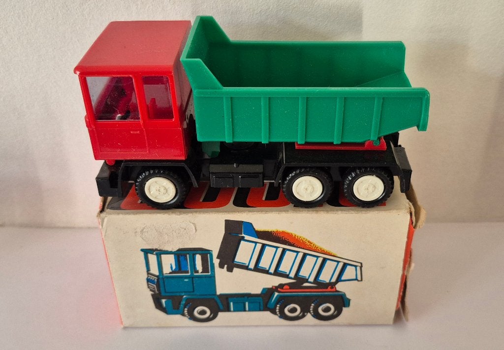 Vintage Bison kipper (groen), Veb plasticart DDR., Ophalen of Verzenden, Zo goed als nieuw, Bus of Vrachtwagen