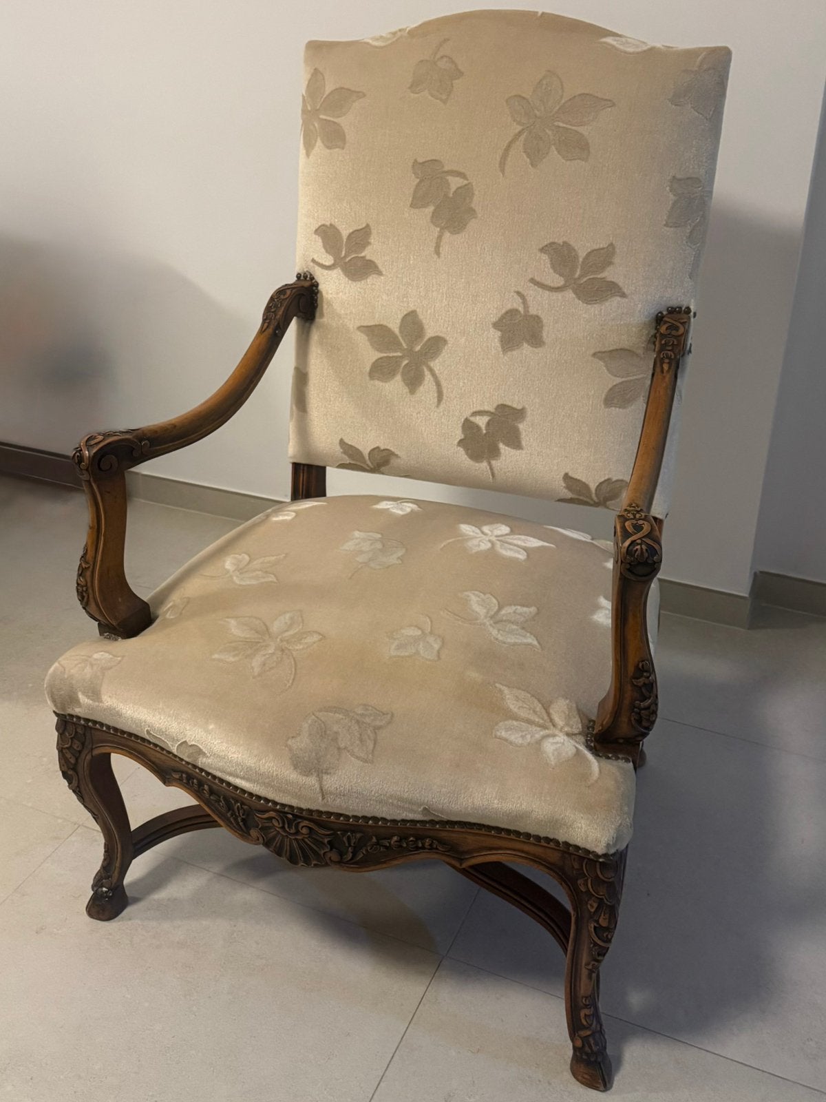 grand fauteuil ancien en bois sculpté d'esprit Louis XV, Enlèvement