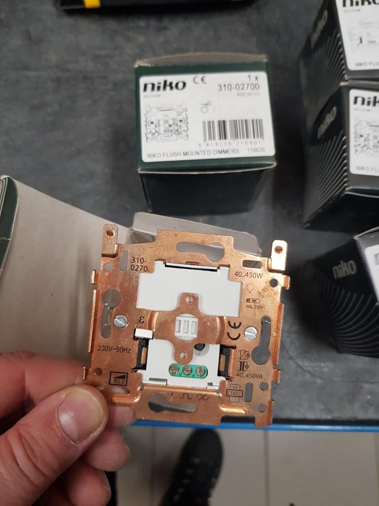 Douille Niko 310-02600 pour variateur à bouton-poussoir 550, Bricolage & Construction, Électricité & Câbles, Enlèvement, Neuf